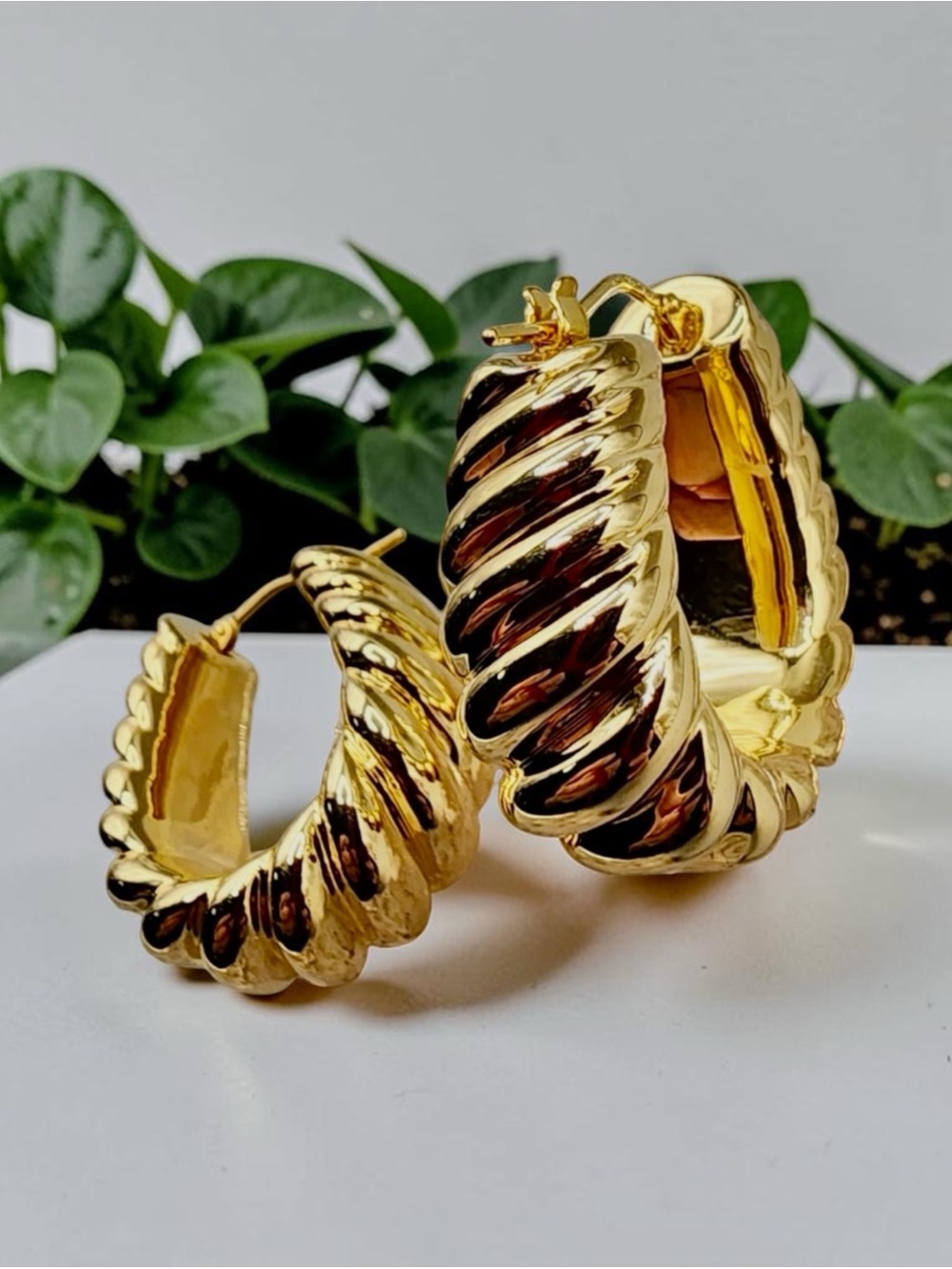 14k .585 Gold Oval Hoop 11mm Croissant Milor Italy 9.6 grams